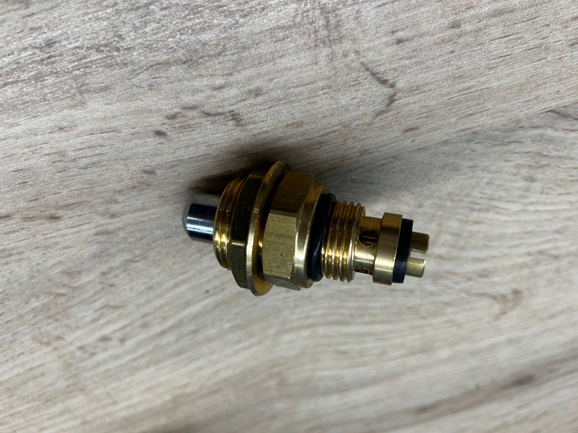 Pistón pisador para lavamanos.